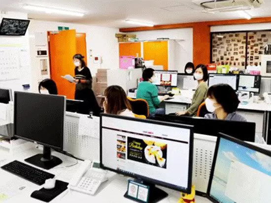 私服勤務OK！明るいオフィスで和気あいあいと仕事に取り組んでいます。