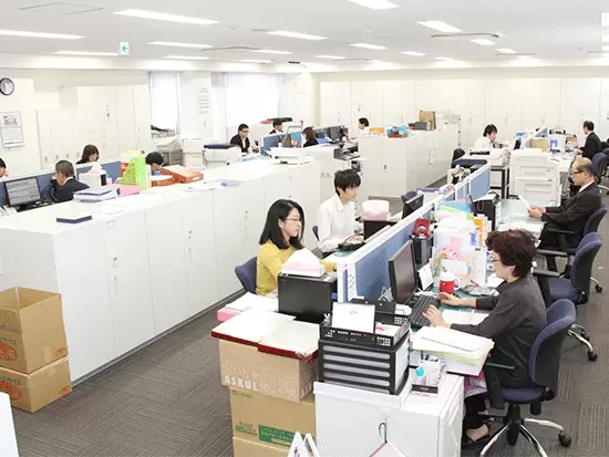 20～60代の幅広い年齢層が活躍しており、社内は和やかな雰囲気！わからないことはすぐに聞ける環境です◎