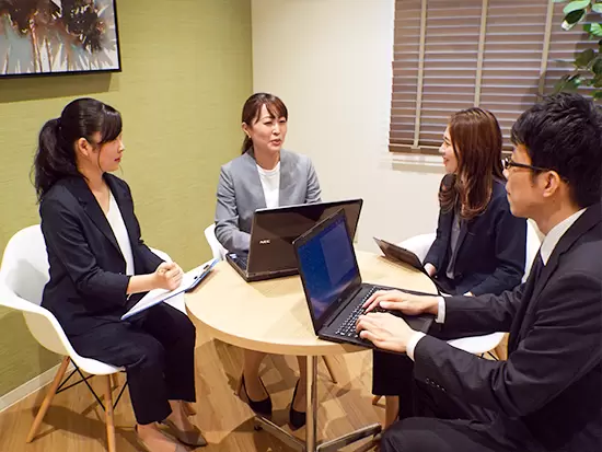 仕事は常にチームのメンバーと連携しながら、進めています！