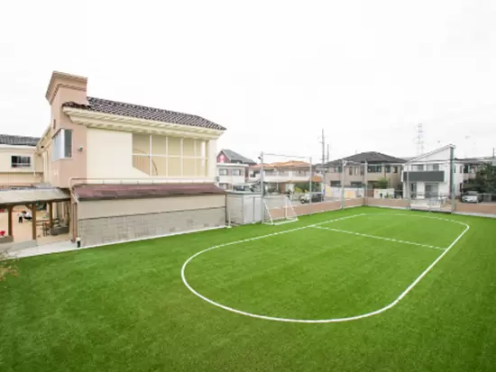 「子どもたちが安全に、元気いっぱい走り回れる、スポーツなどができる環境」をコンセプトに人工芝を採用！