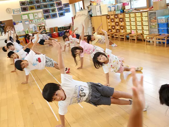 園内のお部屋も広く、子どもたちがのびのび動ける空間です。
