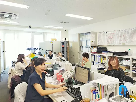 社内は常に活気に溢れた明るい雰囲気♪チームワークは抜群です◎