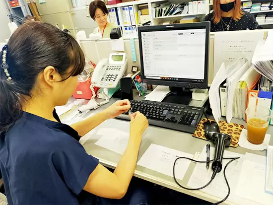 多彩なジュエリーを取り扱う当社なら、仕事を通じて豊富な知識も身につきますよ！