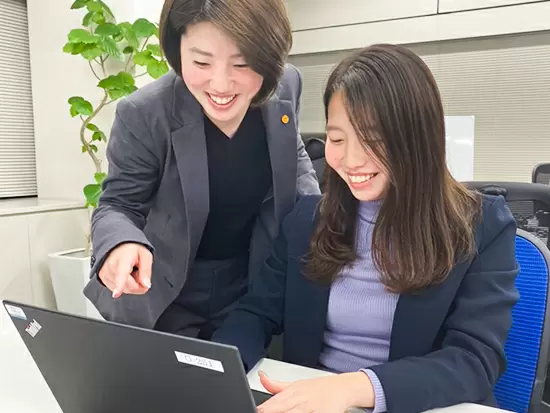 女性スタッフも多数活躍中！入社後の安心の勉強期間をはじめ、社員同士のフォロー体制もバッチリです◎