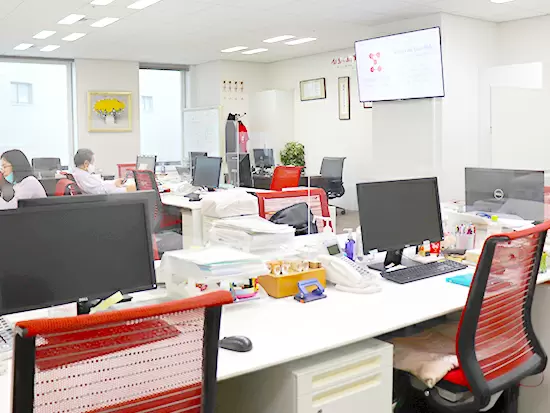 コロナ対策もバッチリ！各机にアクリルボードや消毒液の設置を徹底しています。