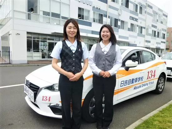 高校生から大学生、社会人まで、年代も幅広い教習生が通っています。