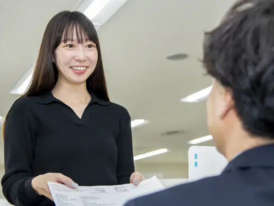 【20～50代活躍中！】部署問わず、様々な社員と関わるのも当社の社労士業務の特徴！