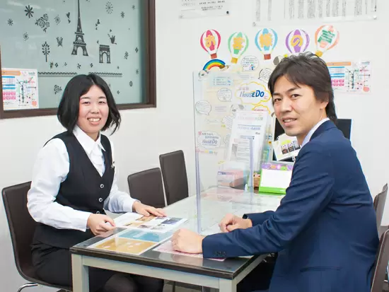 4名の営業と2名の事務が在籍。業務がスムーズに進むよう、協力しています。