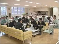 営業本部の朝のミーティングは食堂スペースにて。
