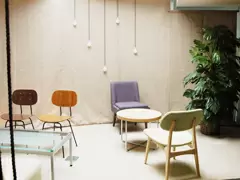 オフィス内にくつろぎのcafeを創設。天窓から空が見えます。