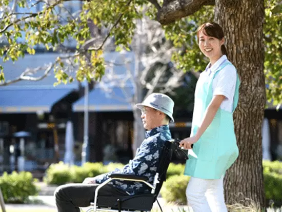 【介護スタッフ】月10日休みで身体に無理がないため、20代～70代と幅広く活躍中です。