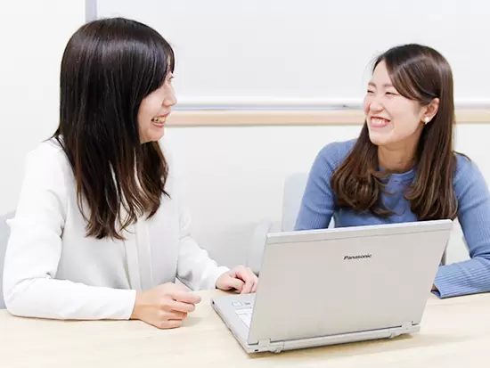 分からないことがあればすぐに先輩に相談できる環境です！