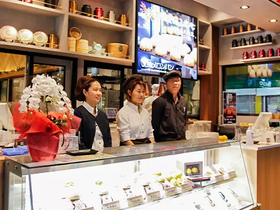 店頭販売も行い、食べ歩きにもぴったり。大通りに面しており、お客様で賑わっています。