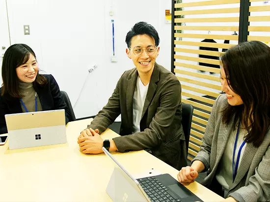 いつも和気あいあいとしていて、笑いの絶えない職場です。きっとすぐに馴染めますよ！