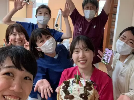とにかくアットホームな歯科医院です。誕生日には必ずケーキと 医院長から歌のプレゼントがあります(^O^)