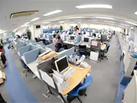コールセンター風景。インストラクターがスタッフを指導します