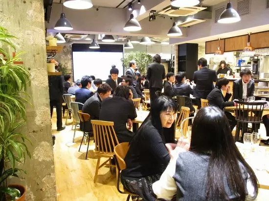 【平均年齢29歳】さまざまな前職の先輩社員が活躍中です