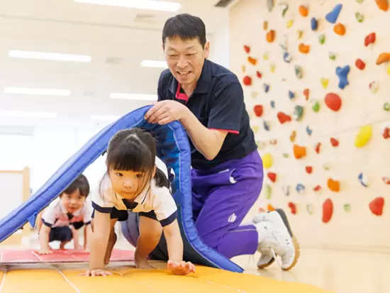 専門の運動トレーナーによる楽しい体操の時間。