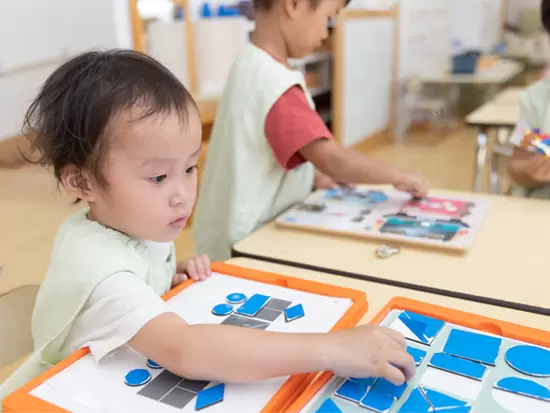 子どもたちとモンテッソーリ活動。三角形でどんな形が作れるかな？