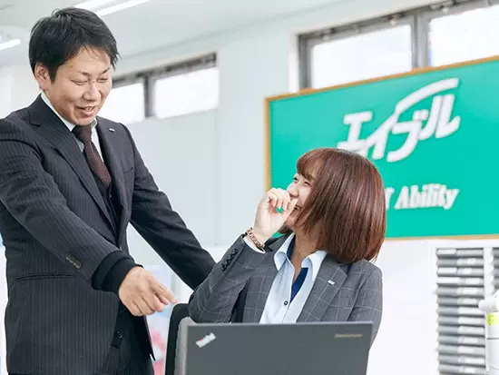 先輩社員もたくさんいるので、何か困ったことがあればなんでも聞いてください♪