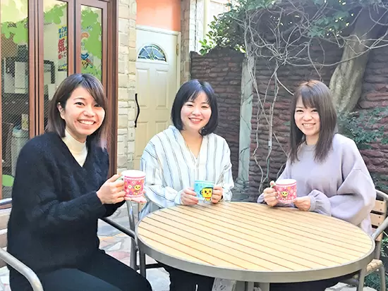 休憩時間には、緑を感じられる中庭で仲間たちとリフレッシュ♪