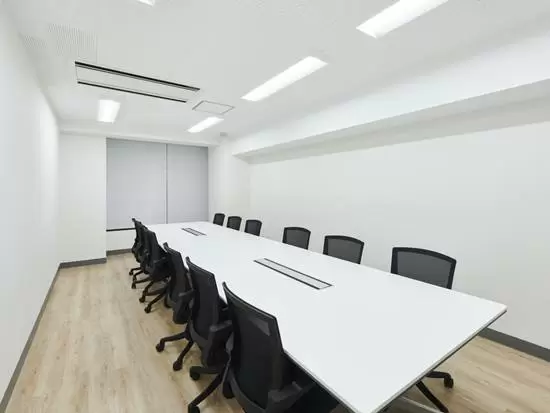 【会議室】15名程入る会議室は、MTGや来客対応に使用しています。他にも少人数用の会議室あり。