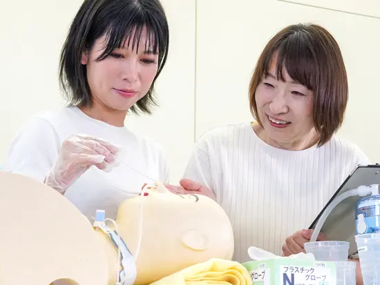研修でも現場でも看護師や先輩ケアスタッフが丁寧に教えます！