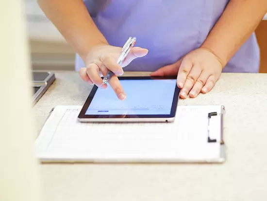タブレットを導入することで、いつでもどこでもデータ入力が可能に。業務時間の短縮につながっています！