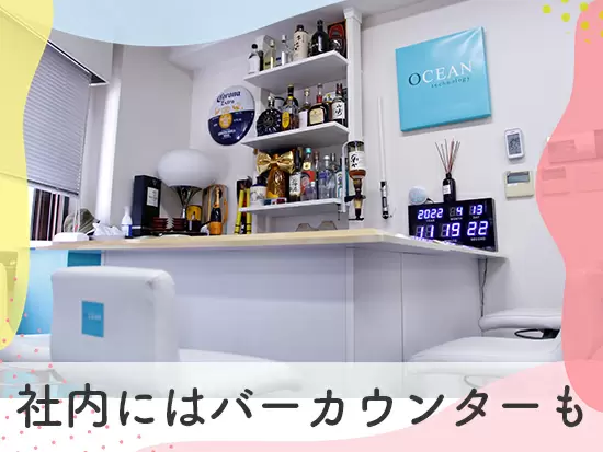 社内にはカフェ＆バースペースも！社長も社員もみんなここでワイワイお話しています。
