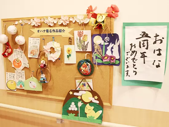 ご利用者様と一緒に作った作品を店舗の様々な場所に飾っています！