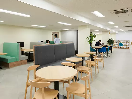 移転したばかりの綺麗で開放的なオフィスもあります！