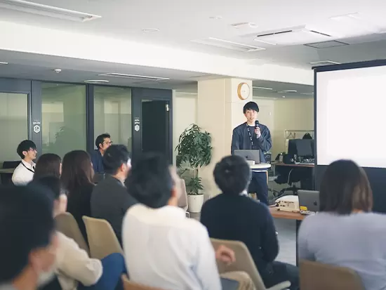 入社後は研修内の部署留学にて、各事業のこと、他のメンバーのことを知る機会があります。