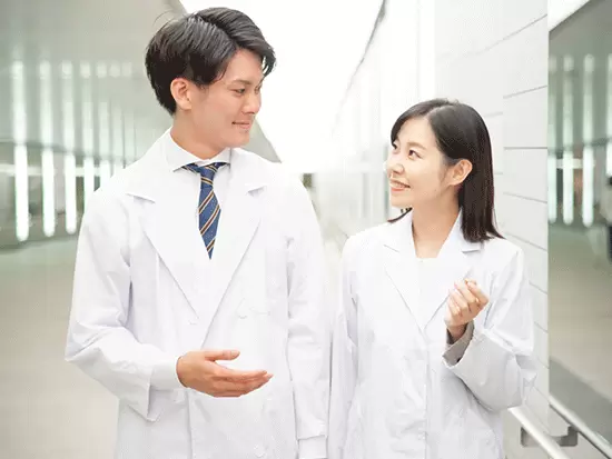 分からないことがあれば、すぐに相談のできる環境。お互いに助け合っています！