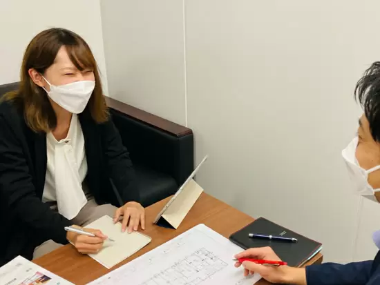 取引先の担当者様に最新カタログでパナソニック製品について丁寧にご説明！