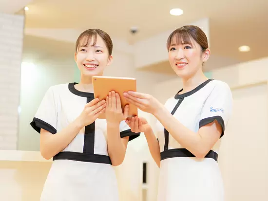 キレイモは「あなたの個性」と 「キレイモのチームワーク」で スタッフもお客様もキレイに輝く場所です。