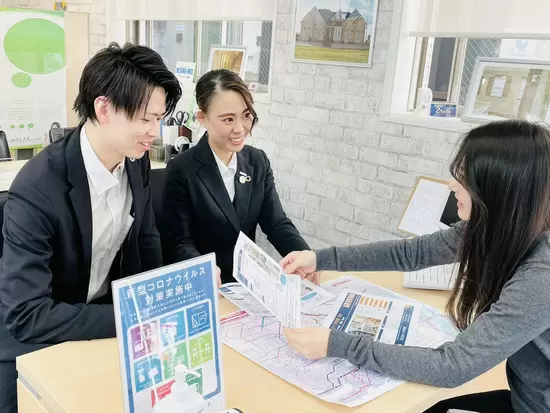 明るい店内にフレンドリーな接客の声が響きます♪お客様としていらっしゃる方は、若い方が多いとか！