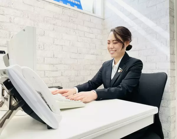 1階の店舗の奥にお席を用意しています。ほぼ座ってのお仕事が多いです♪