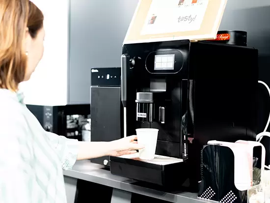 オフィスにはコーヒーサーバーやウォーターサーバーが用意されています