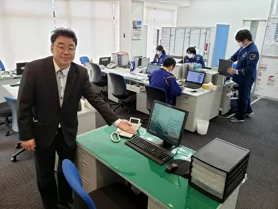 「こちらの席が、経理の方が仕事をする席です！キレイに整理整頓済みです！」（門村）