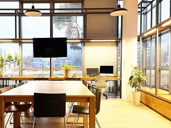 本社は、開放感のあるキレイなオフィス！リモートワークも相談OK！働きやすい環境で働けます◎