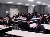 社員が楽しみにしている定例会。この後はみんなで飲み会です。