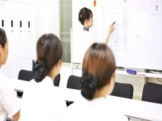 アカデミーでの研修の一コマ！インストラクターの丁寧な授業でしっかり学べます！