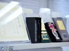 取引先から数々の表彰。写真には納まりきらない数の表彰状が社内に所狭しと並んでいます。