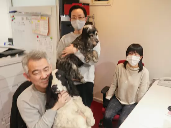 年間休日130日など福利厚生も充実。ワンちゃんのいるオフィスで癒されて長く安心して働けます！