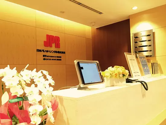 オフィスは、フリーアドレススタイル。 出社時は好きな席に座って業務をおこなうことができます。