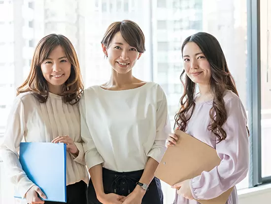 働くスタッフの年齢は20代～50代まで様々。年齢の垣根を越えたコミュニケーションが活発な職場です！