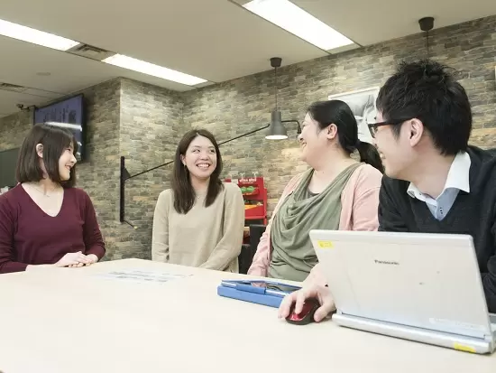 オフィス内にはカフェスペースも！仕事に慣れてくれば、自分でスケジュールを組んで効率良く働けますよ！