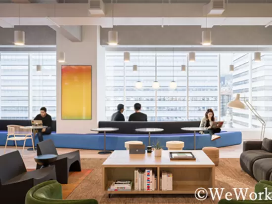 オフィスが入るビルでは、NY本社のWeWork社が運営するオシャレなコワーキングスペースを利用できます。