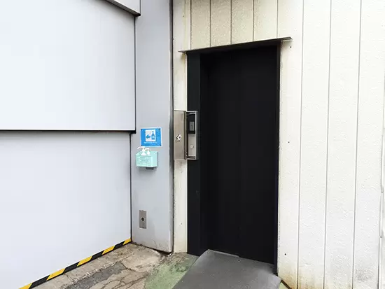 2Fのオフィスへは自社製エレベーターでどうぞ！