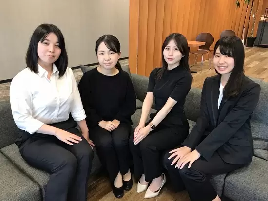 ビル最上階のフロアには弊社のカフェスペースを完備！！デッキで外にも出れるのでリフレッシュできますよ！